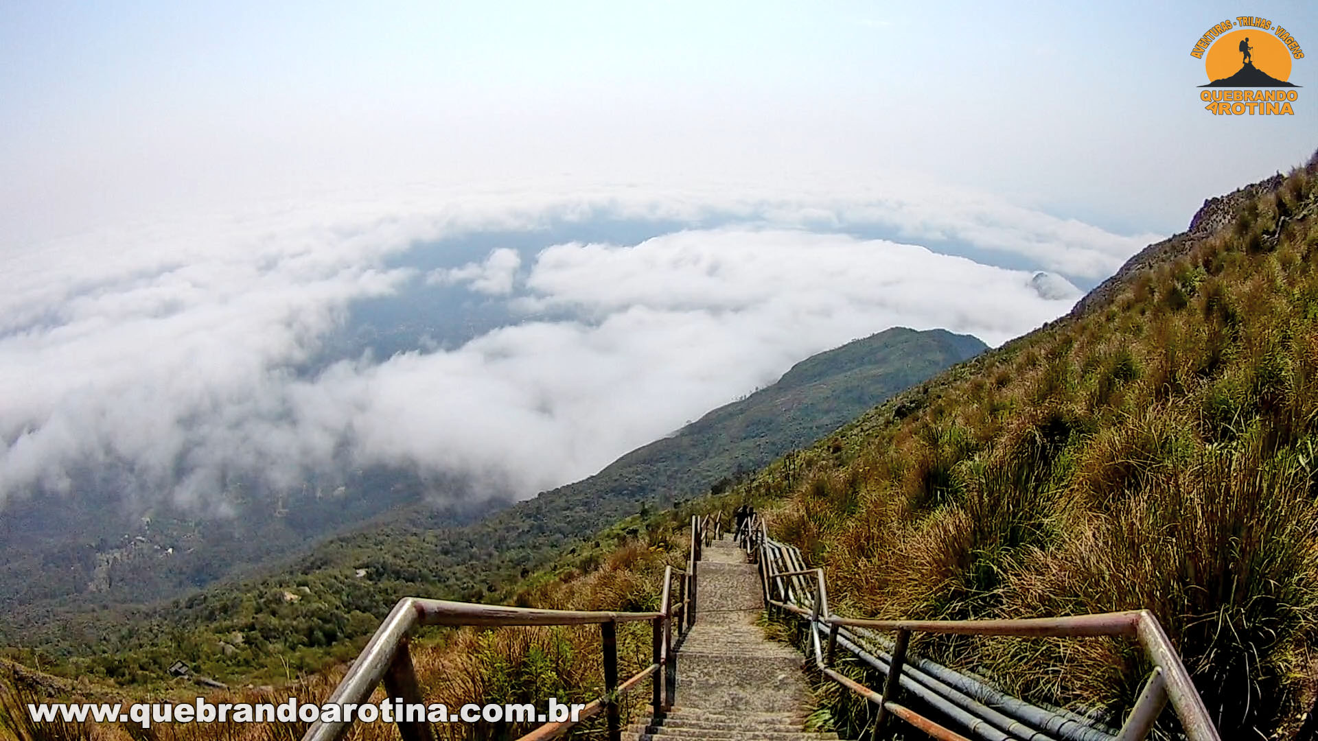 escadas-da-trilha-do-pico-da-caledonia